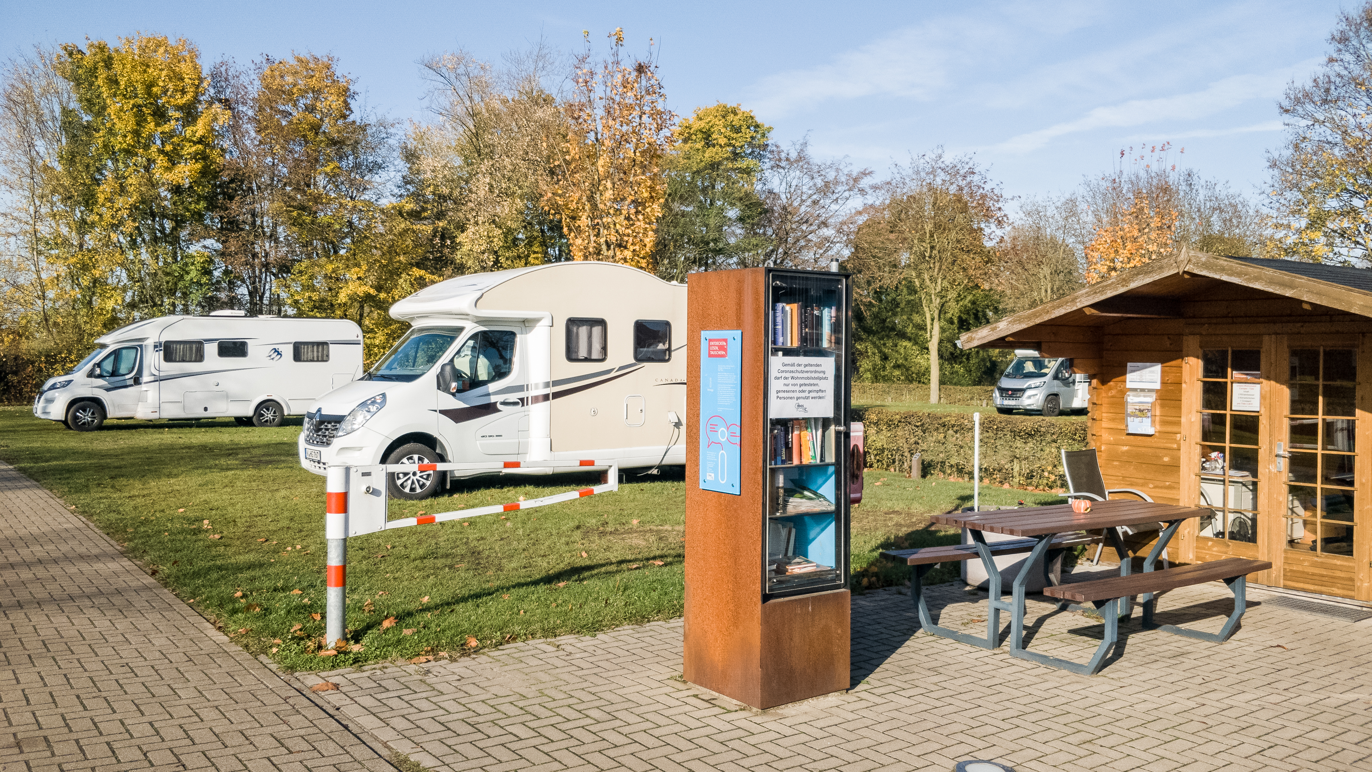 Wohnmobilstellplätze vor der Schranke